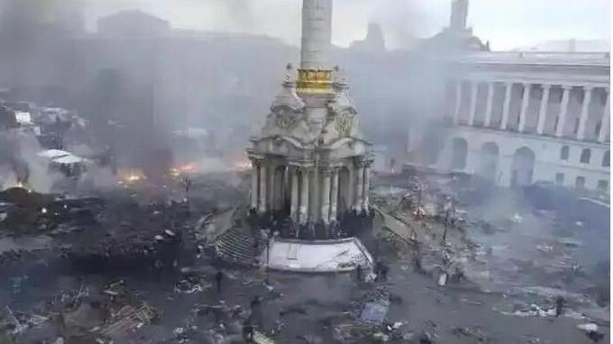 俄军导弹夜袭基辅，不是简单报复，是在抢停火协议的定价权。

12日凌晨，基辅防空