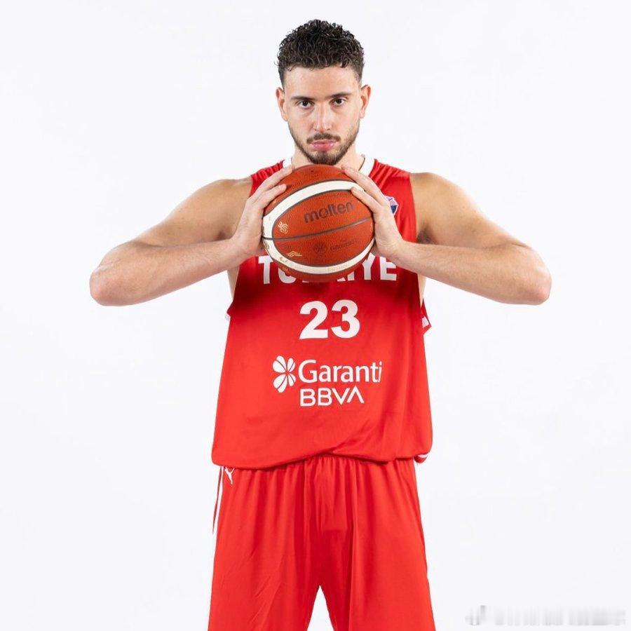 阿尔佩伦·申京目前在FIBA欧锦赛MVP奖项的球迷投票中领先📊1. 阿尔佩伦·
