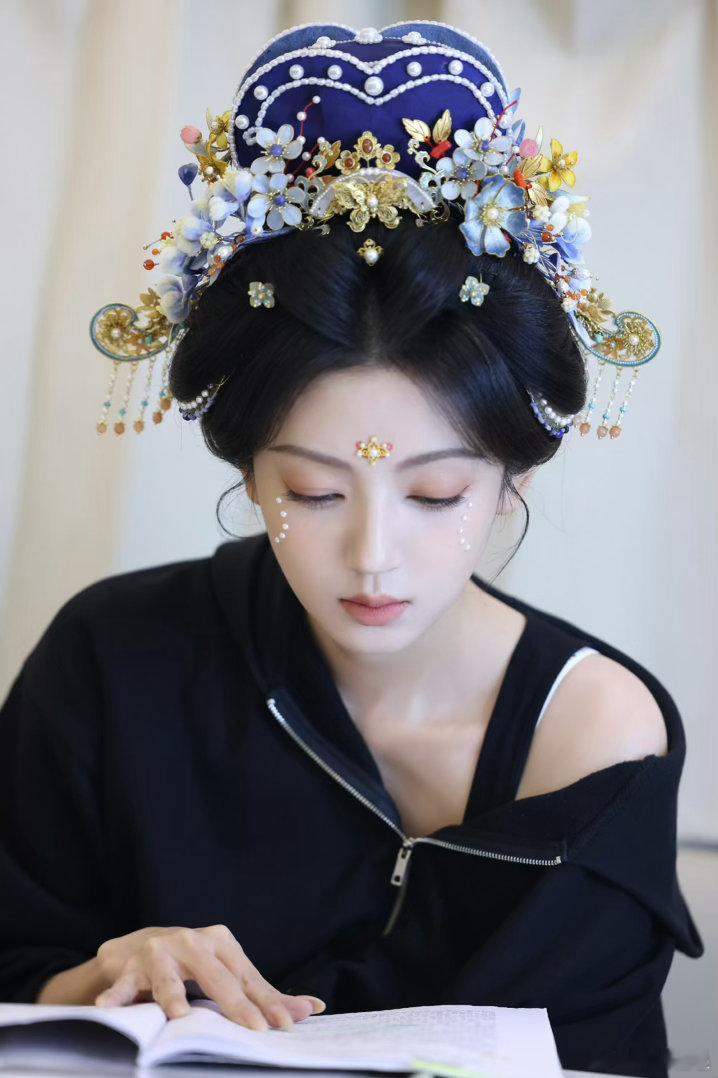 何瑞贤珍珠花钿妆终于吃上何瑞贤的古装细糠了何瑞贤珍珠花钿妆惊艳亮相！颗颗莹润珍珠