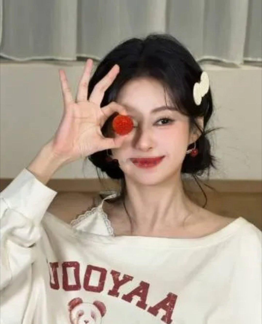 郑合惠子这“啊呜”一口太可爱！满头秀发衬得她超美，圆滚滚的草莓一口咬下，太治愈啦