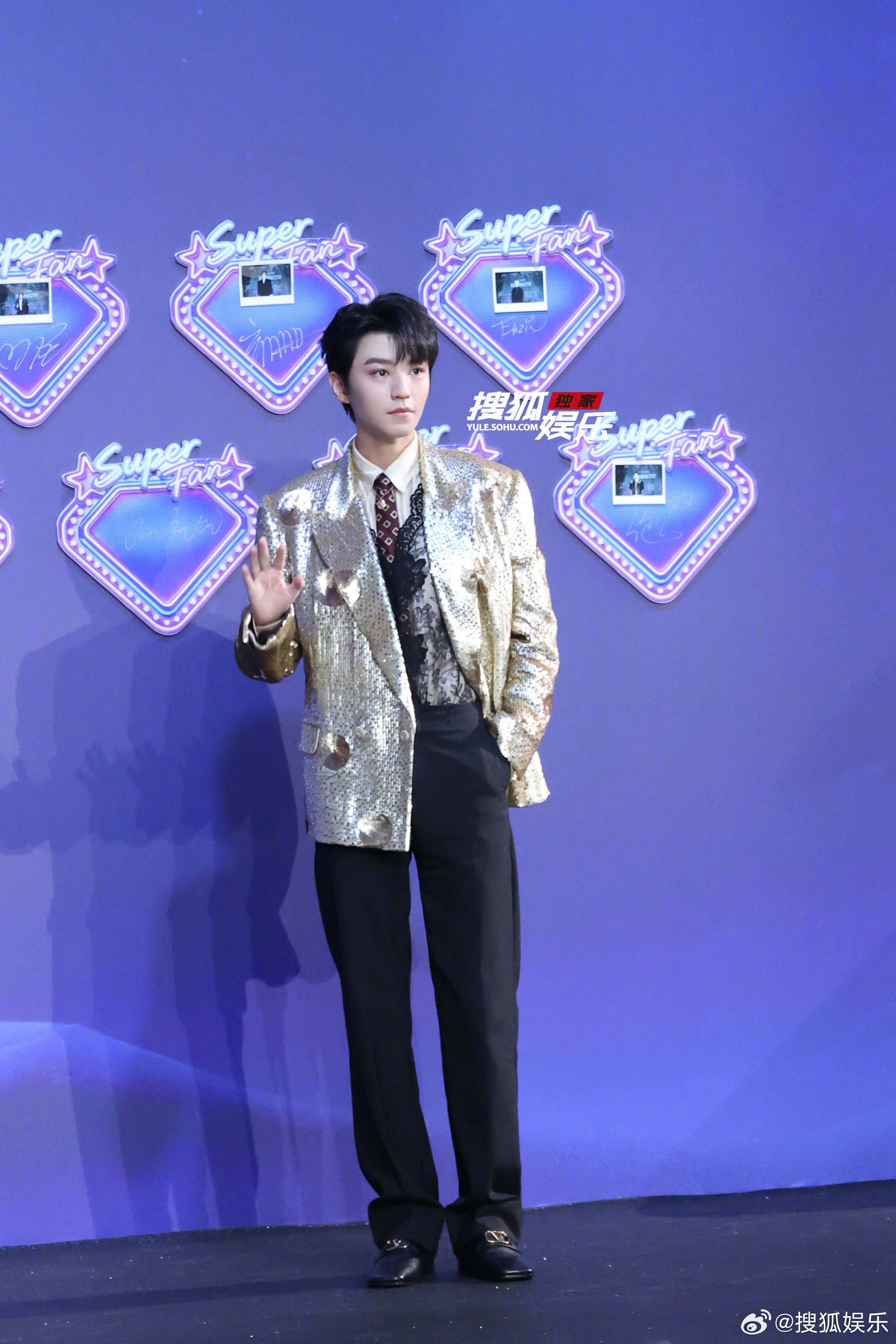 王俊凯巅峰之夜红毯生图王俊凯亮相QQ音乐巅峰之夜红毯，是金色复古西装，好帅好帅！