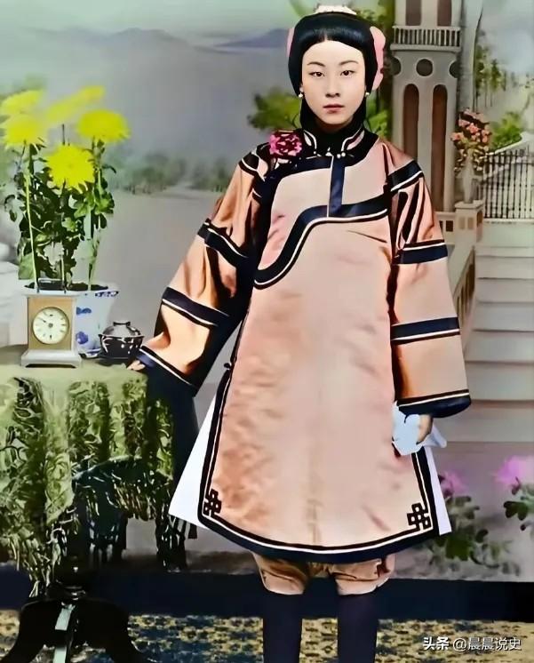 1907年的天津街头，报童喊着号外跑遍街巷。
 
一纸重磅新闻瞬间引爆整个京津官