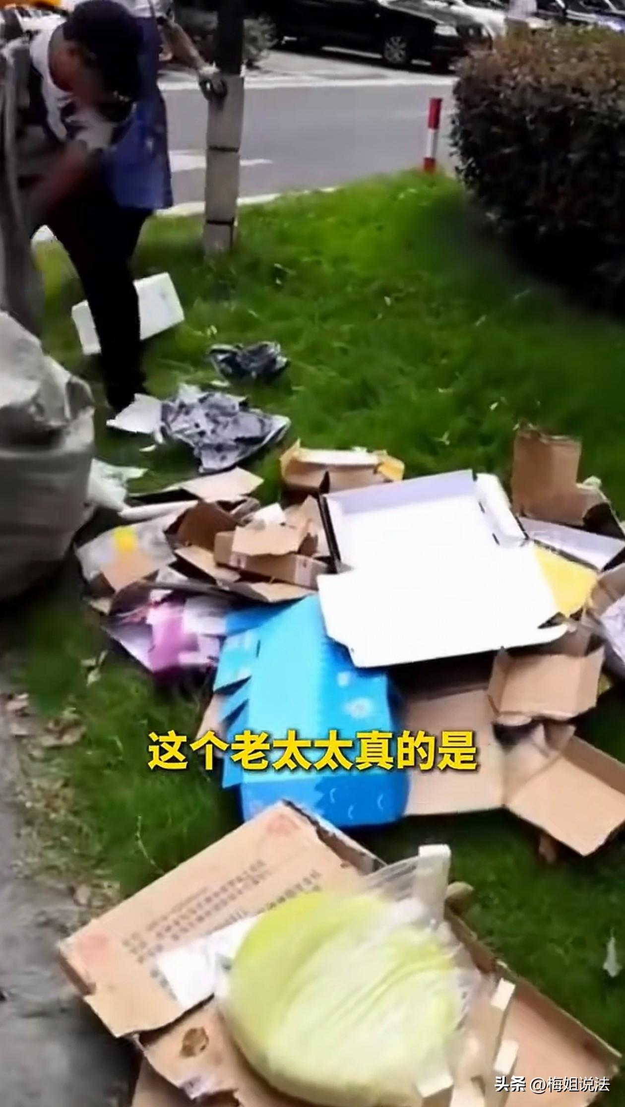 崩溃啊！上海，快递员小哥把包裹放在地上，短暂离开，回来发现全都被过路大妈当废品给