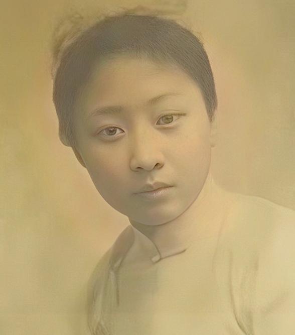 1920年，卢小嘉骚扰露兰春，被黄金荣扇了两巴掌。第二天，卢小嘉拿枪顶着黄金荣的