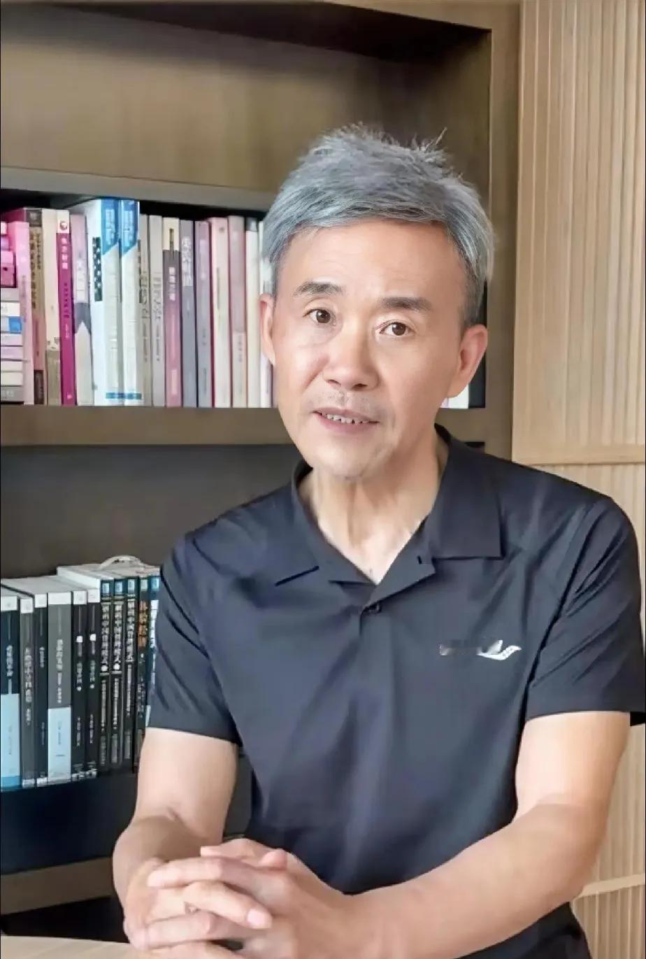 男人换个发型，
就跟换了个人一样
现在的他们看着可般配了，俊男靓女，气质也开始接