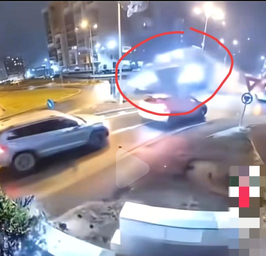 监控下的一起交通事故！
这台飞在空中的小车，从对面车道极速驶来，撞上中间花坛有指