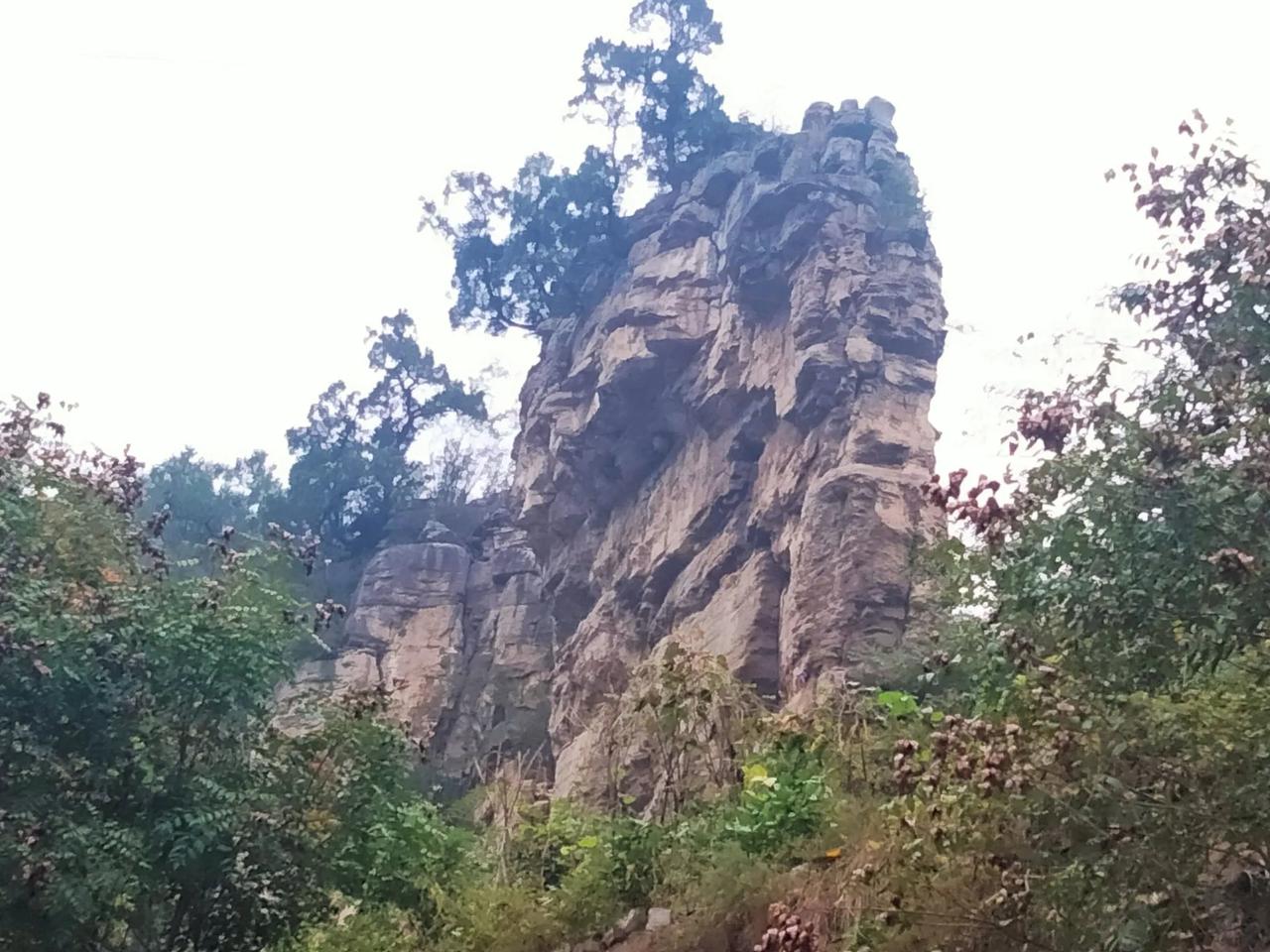 井陉县小切村有座山，垂似帘，薄如刀，当地人称片山。

片山孤峰耸立于村东，高度大