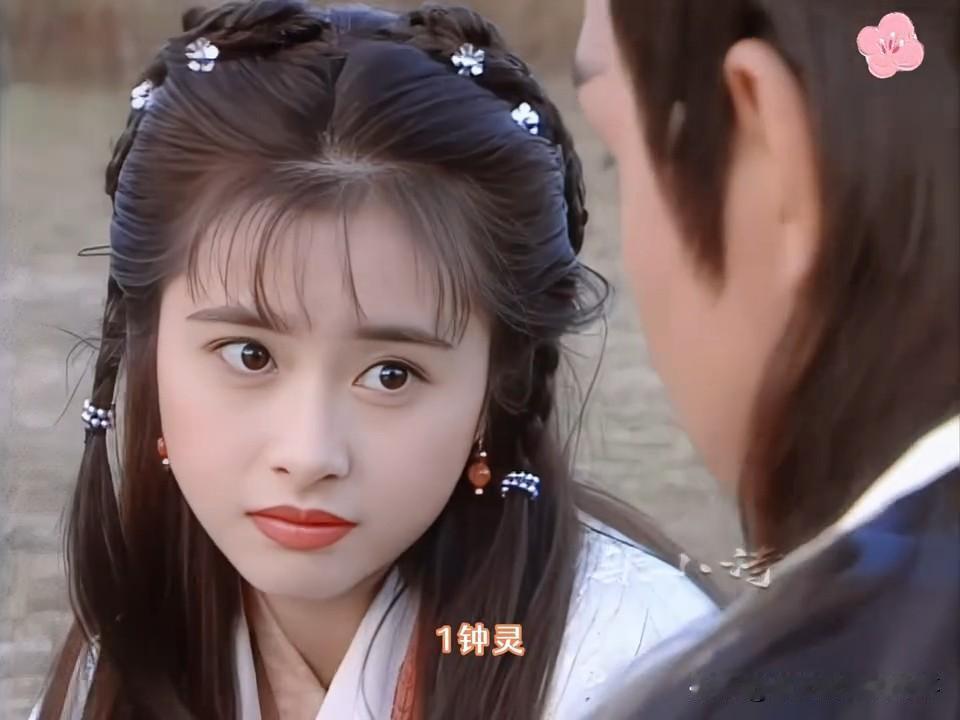 这版当年初看时觉得王语嫣是颜值天花板的想法，如今再看却大有不同。钟灵娇俏灵动，康