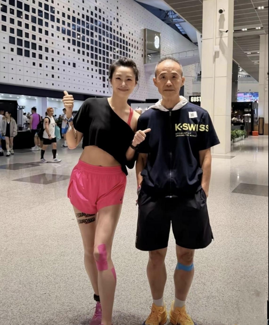 75岁的王石看上去精神头十足，看来爱运动的人难老。他边上的美女真漂亮，有人认识吗