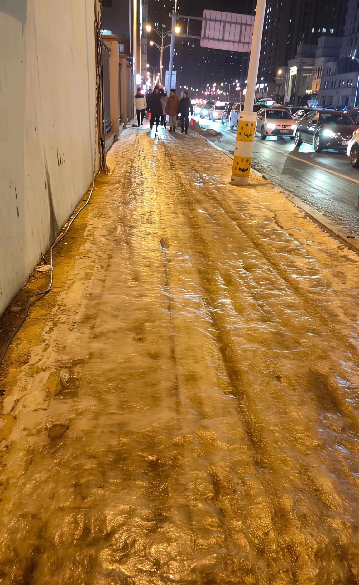 看看这冰面，这是我国东北的冬天吧！
你看，这些人走在这样的表面上，
还是那么随意