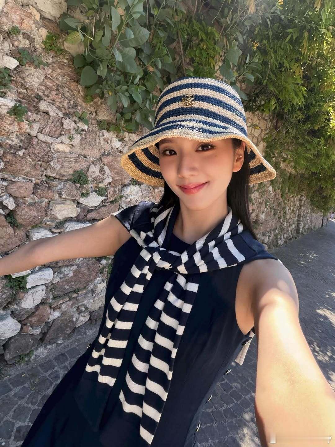 Jisoo更新戛纳旅拍美照，好有度假氛围！Jisoo更新戛纳旅拍美照，好有度假氛