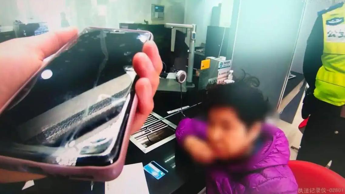 一个“中新股”的美梦，差点让上海陆阿姨损失10万元。近日，静安警方在银行柜台前紧