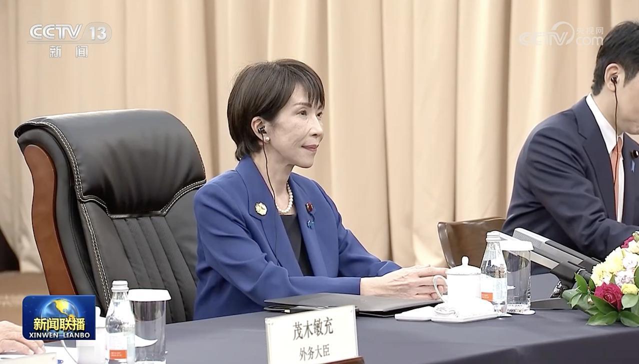 日本首相高市早苗在“中日会晤”时，气场完全被压制，有种做小伏低、当乖乖女的感觉。
