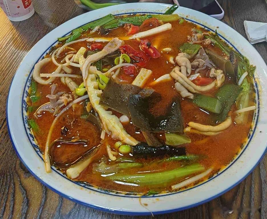 今天去吃了开了十几年的肖氏米线，好大一碗，我和女儿分着吃的，以前都是吃酸菜肉丝，