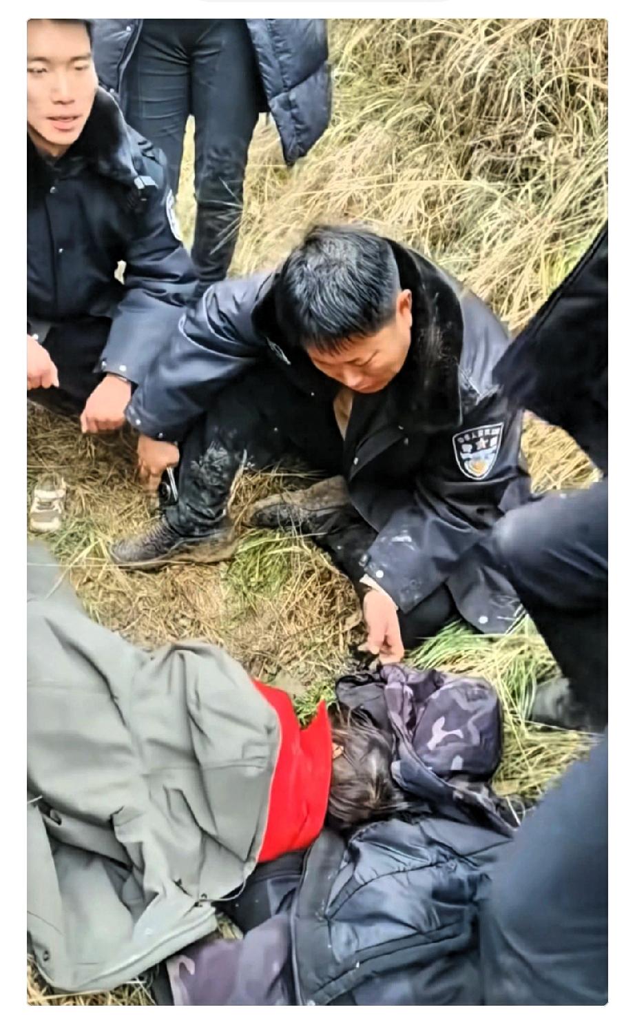 这位警察叔叔一定也是一位好父亲！在地头车内丢失的4岁女童找到了，本来是开心的事情