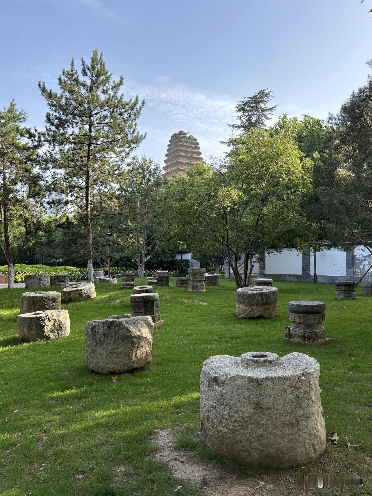 位于西安小雁塔景区的“雁塔晨钟”仿金代铁钟，是“关中八景”里唯一以声音为特色的景