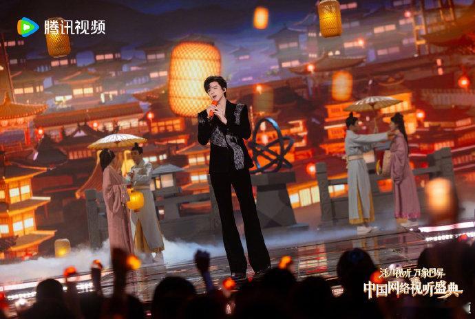 刘宇宁把流光穿身上了 刘宇宁的流光西装造型太适配舞台了！在 2026 中国网络视