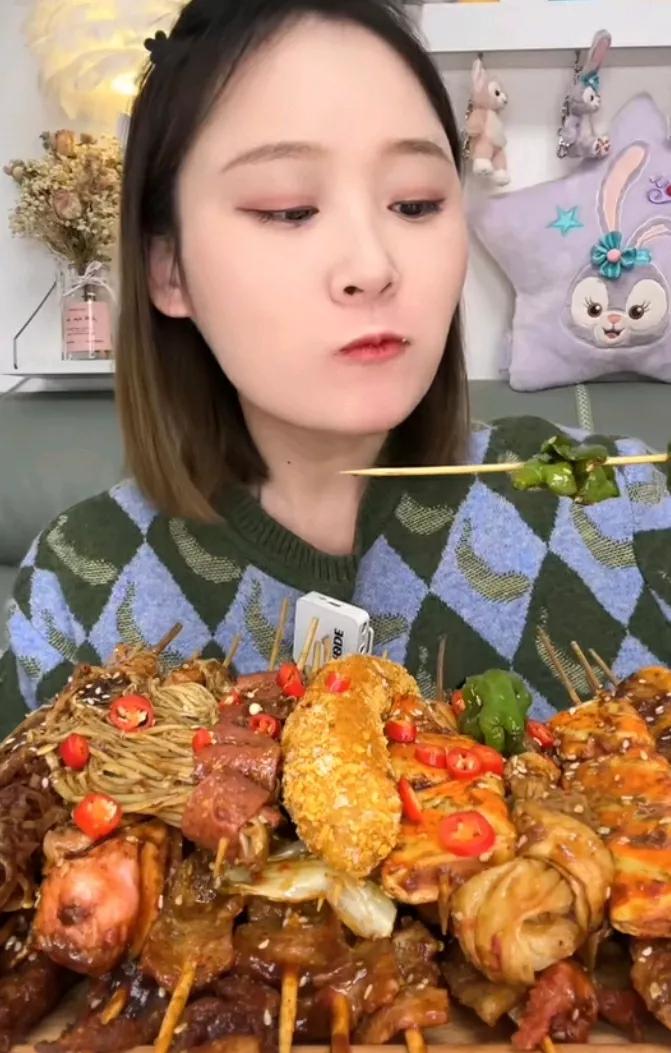 美人含笑，美食飘香。#美食佳肴大赏# #海鲜美食大赏# #美食的魅力何在# #美