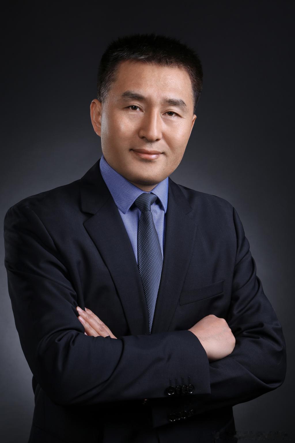 中央财经大学王存同教授，发表论文结论是：丁丁越小，智商越高。王教授的做法，是用庞