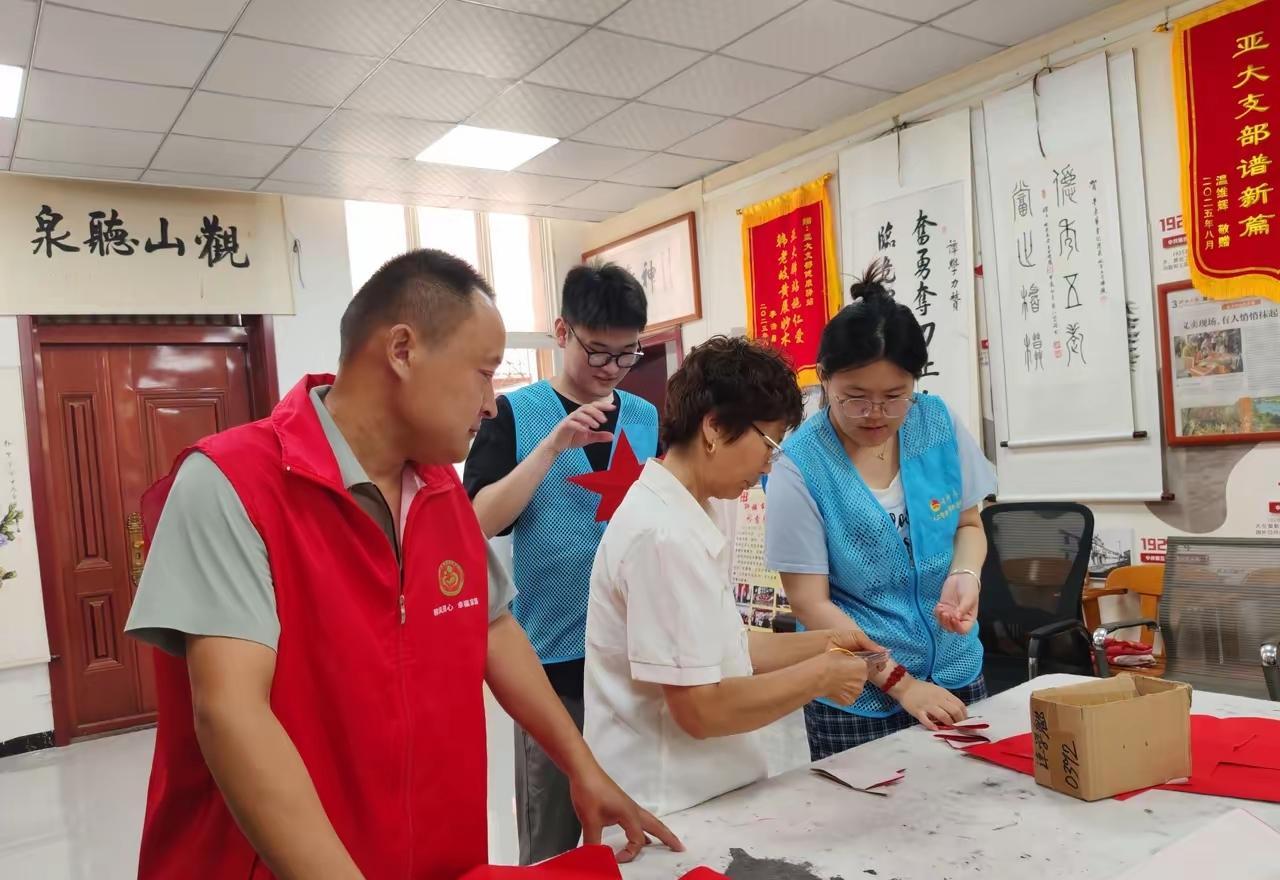 昨天，聊城聚源社区可热闹啦！聊城大学人工智能学院的大学生团队来到红旗驿站，给街坊