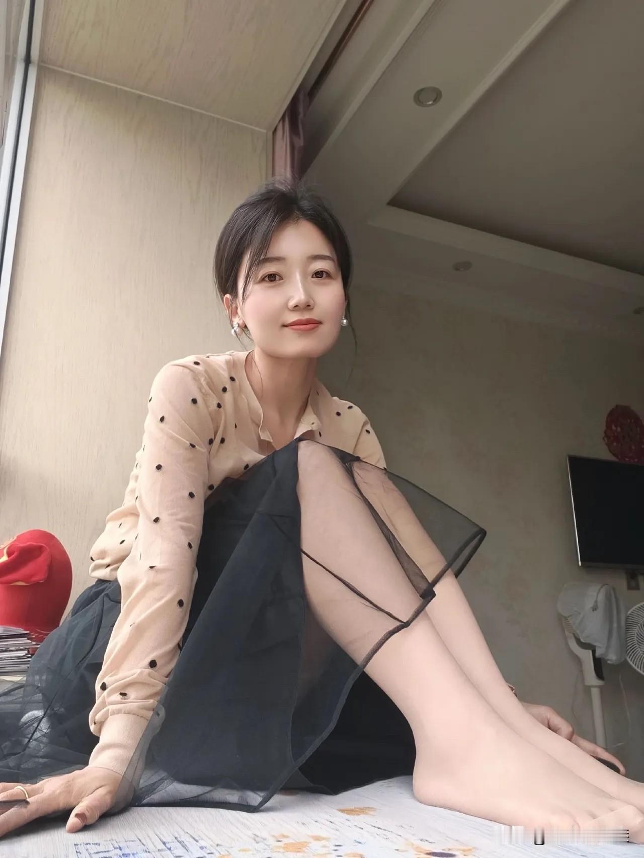 一个普通人的男人，找一个这样普通的女人，买一个普通的房子，有一份普通的工作，其实