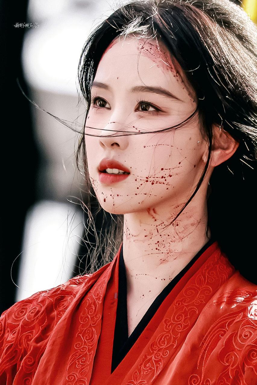 【陈都灵】美得我说不出话了这张图你们自己品吧陈都灵穿红衣从未失手 ​​​