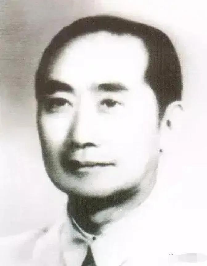 1947年，国军师长李铁民眼看自己到了穷途末路，下令：“将关押的百名地下党全部枪