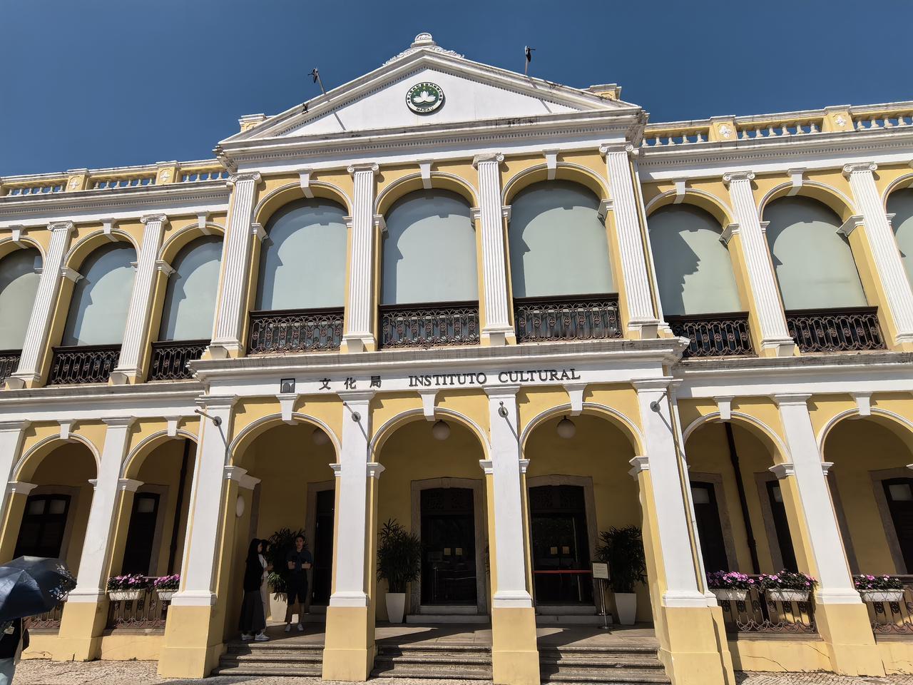 澳门的建筑风格丰富多样，融合了中西方文化元素，有中式传统风格，葡式风格，中西合璧