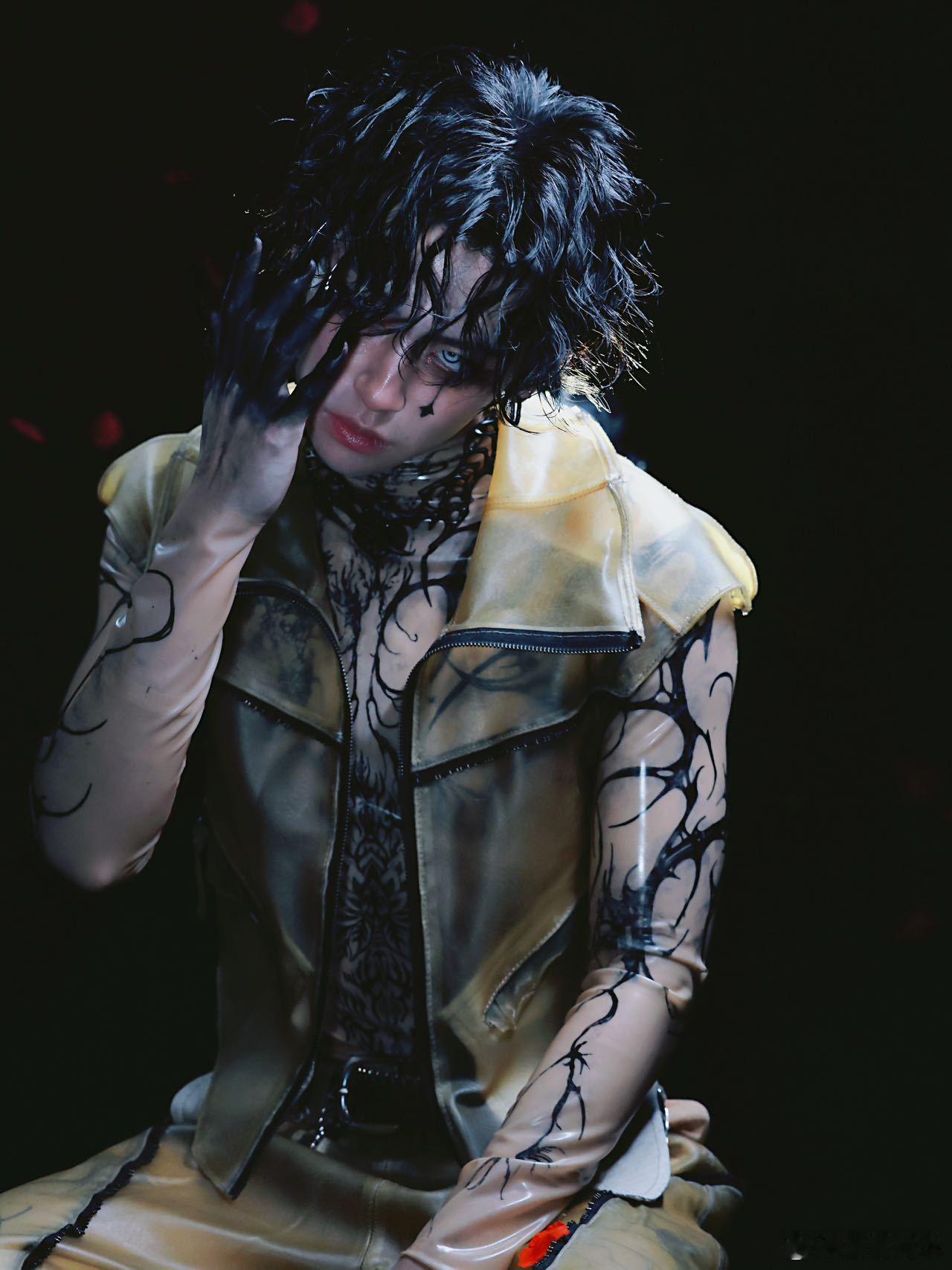 这次不是狼来了是小鬼来了小鬼是一本翻开的书 果然王琳凯从不让粉丝失望，这次海外巡