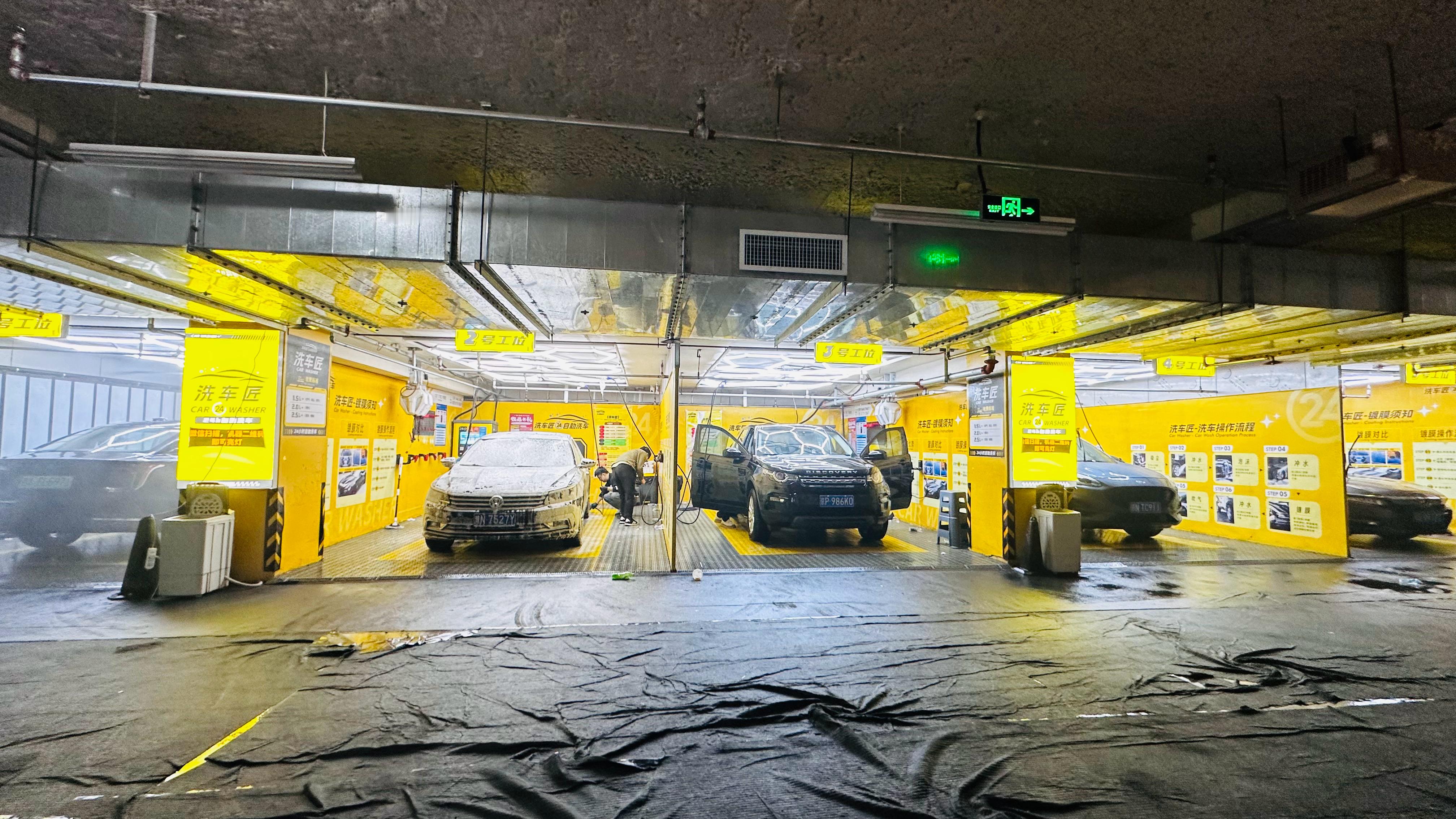 过年的氛围感就是我花钱洗车排不上队我自己洗车，也排不上队。别不正经说车