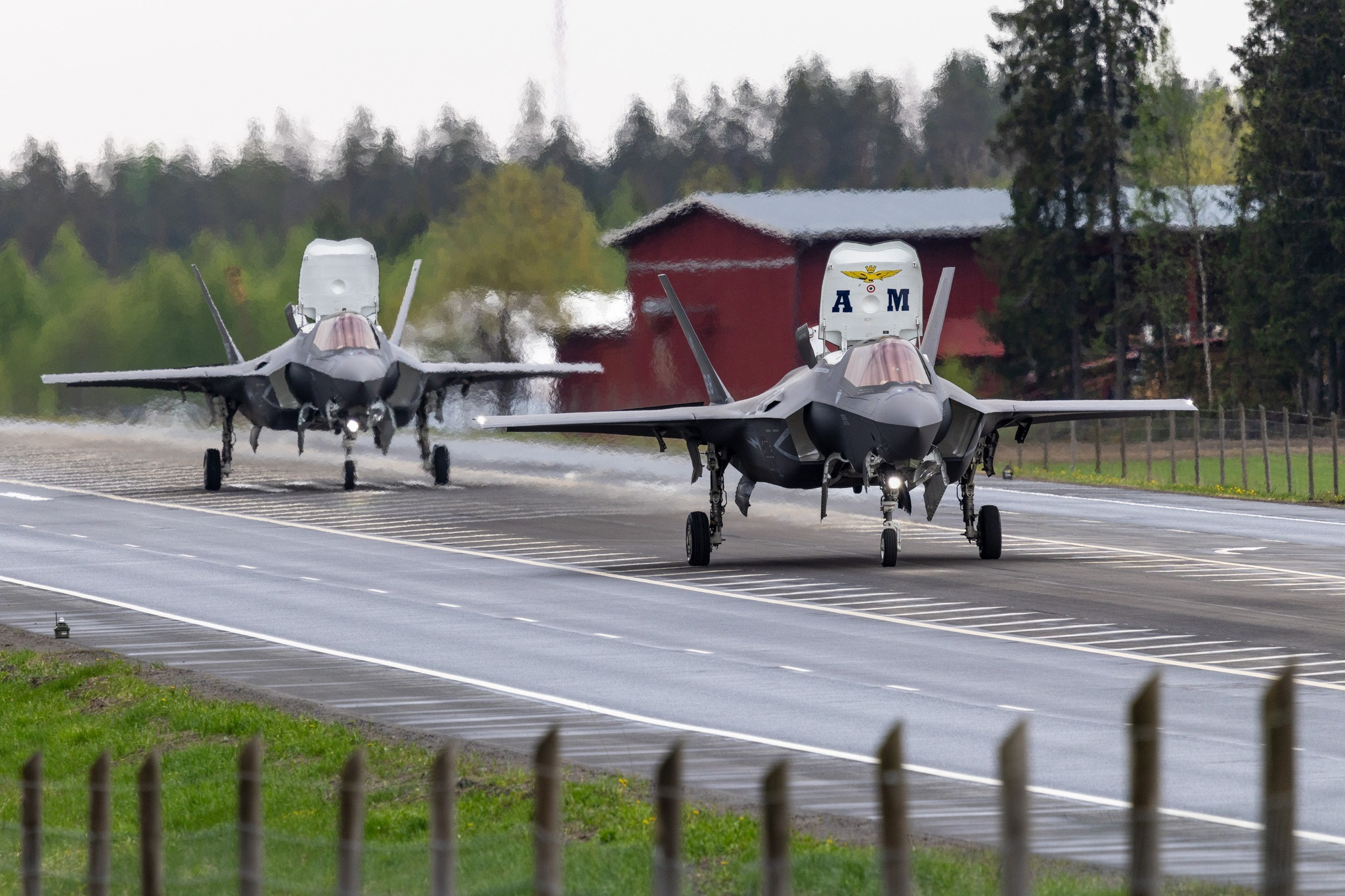意大利F-35B战机在芬兰进行公路起降，意大利F-35B“闪电II”战斗机在芬兰