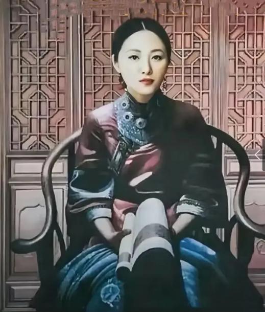 1900 年八国联军侵华，慈禧西逃西安，急需银两。陕西女商人周莹捐出 10 万两