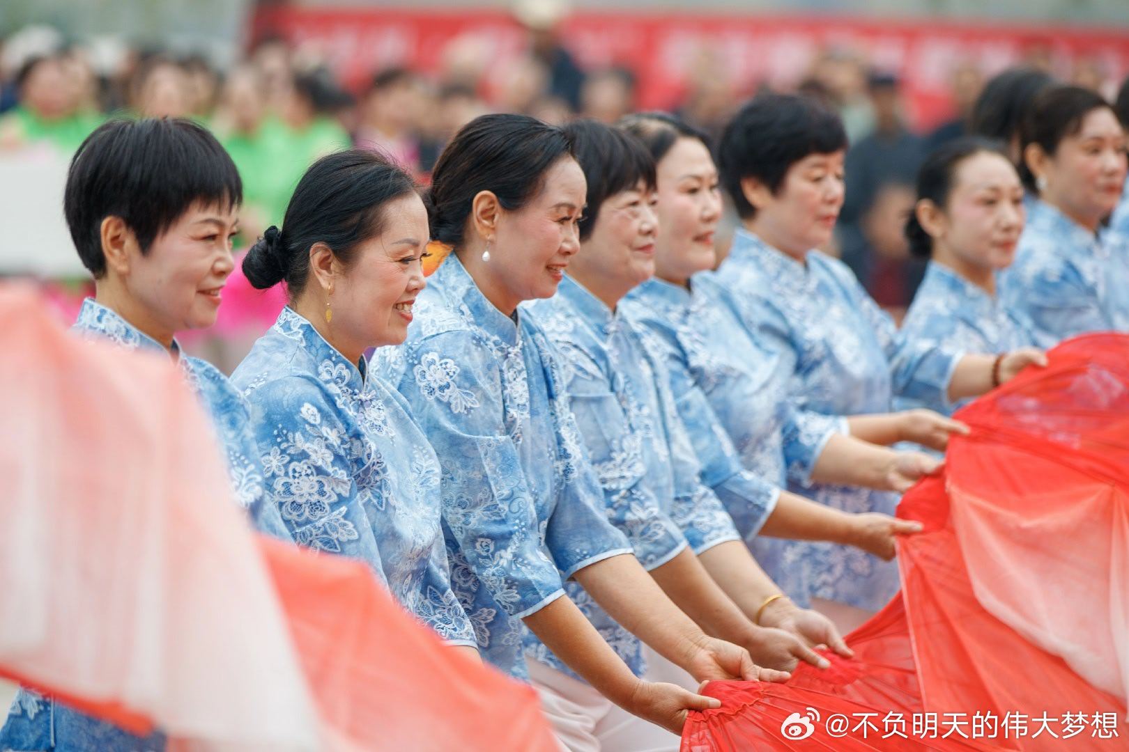 早安 今日重阳。在向前奔跑的时候，别忘了来处。无论身在何方，都不妨让牵挂落地有声