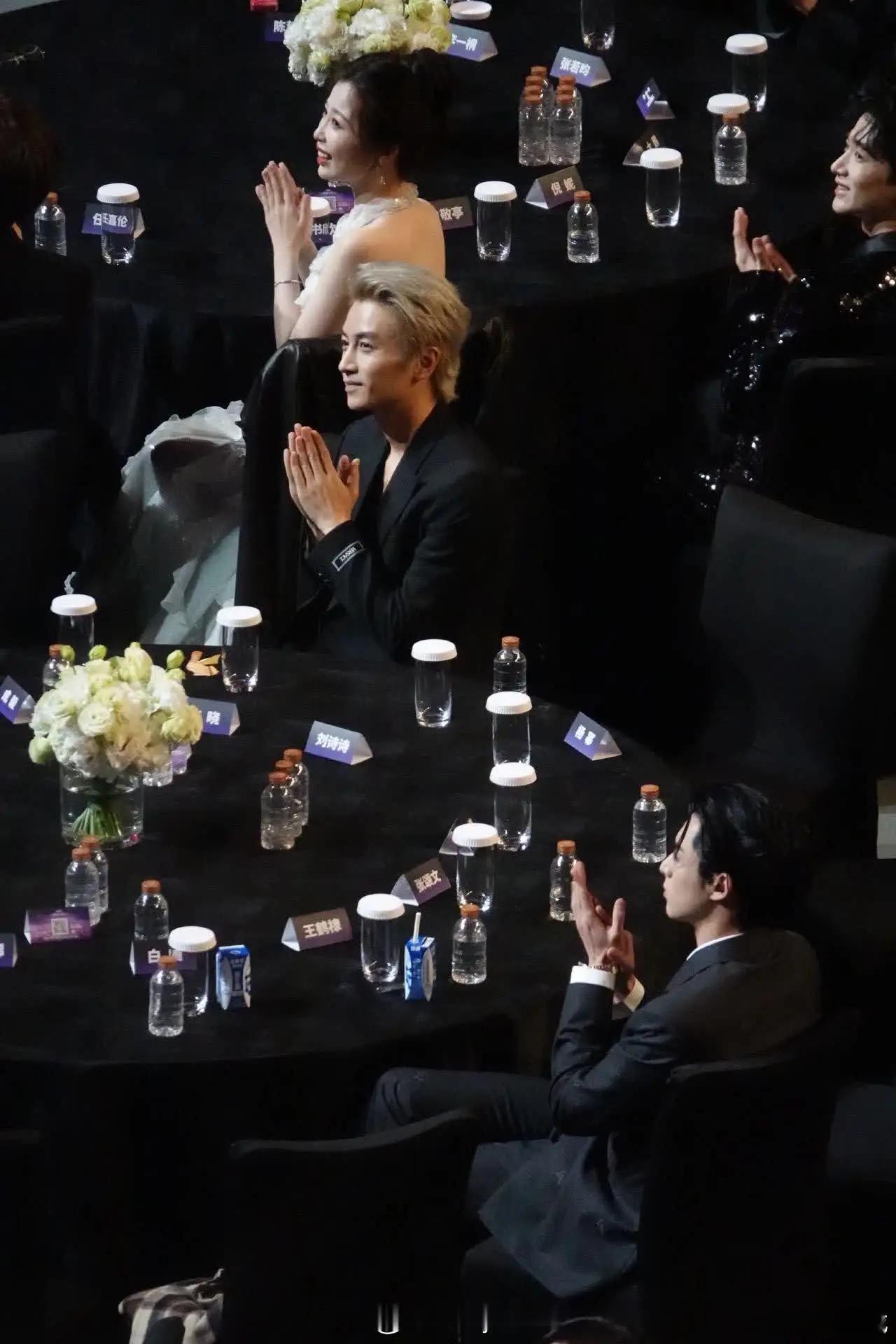 陈晓真留长头发了！4月26日他现身宁波机场，准备参加2025电视剧导演大会。对比