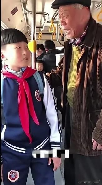 公交车上，一位白发老人用劲压住一个学生男孩的肩膀，说出的一番话，让乘客们赞不绝口