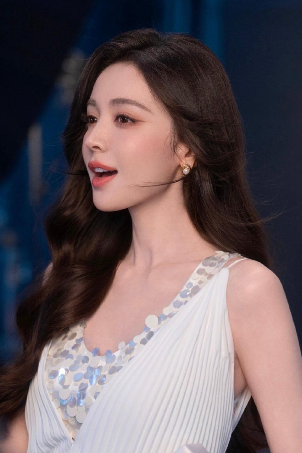 娜扎。