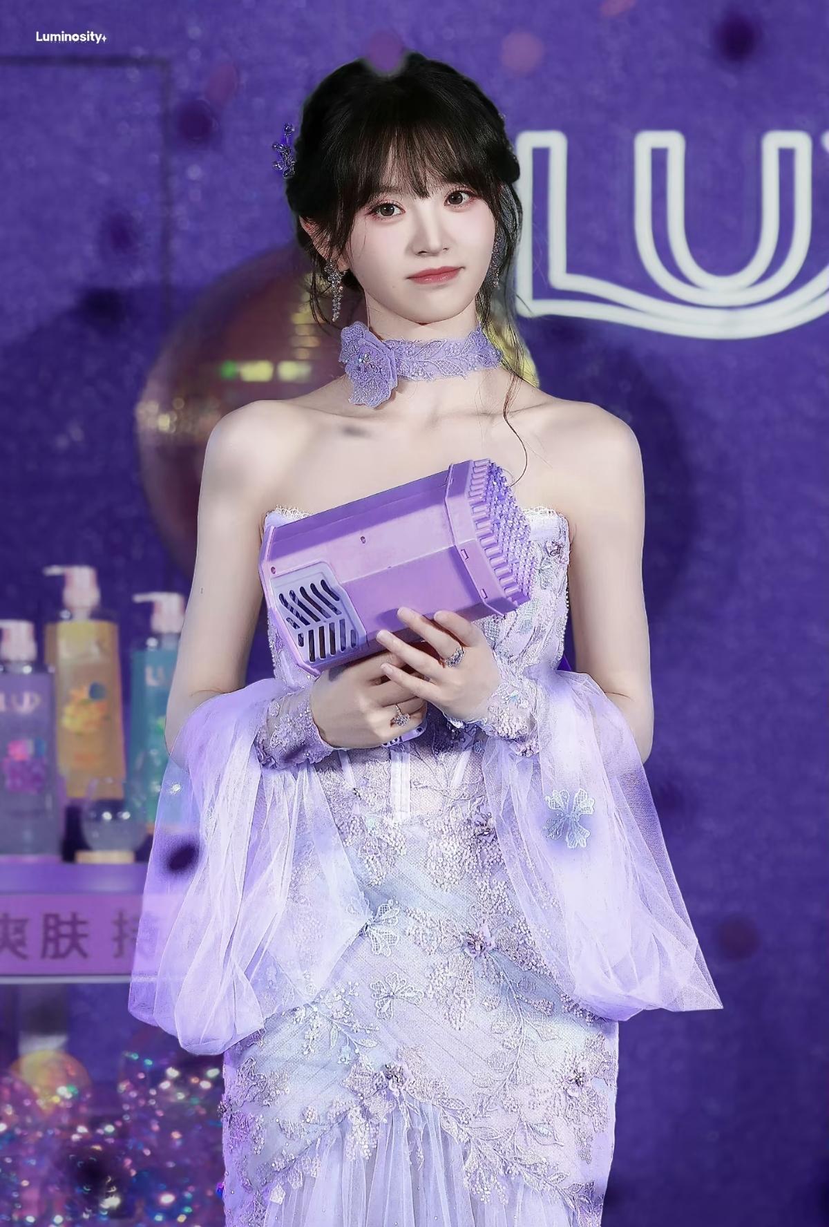 把一整个春天的紫都穿在身上[给力]田曦薇这组造型真的美到失语[加一]温柔又灵动，