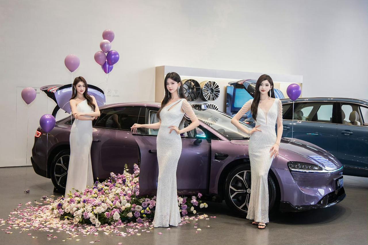 之前跟校长@电盒校长 走访海外门店，我记得德国的一家经销商老板，以为我们是主机厂