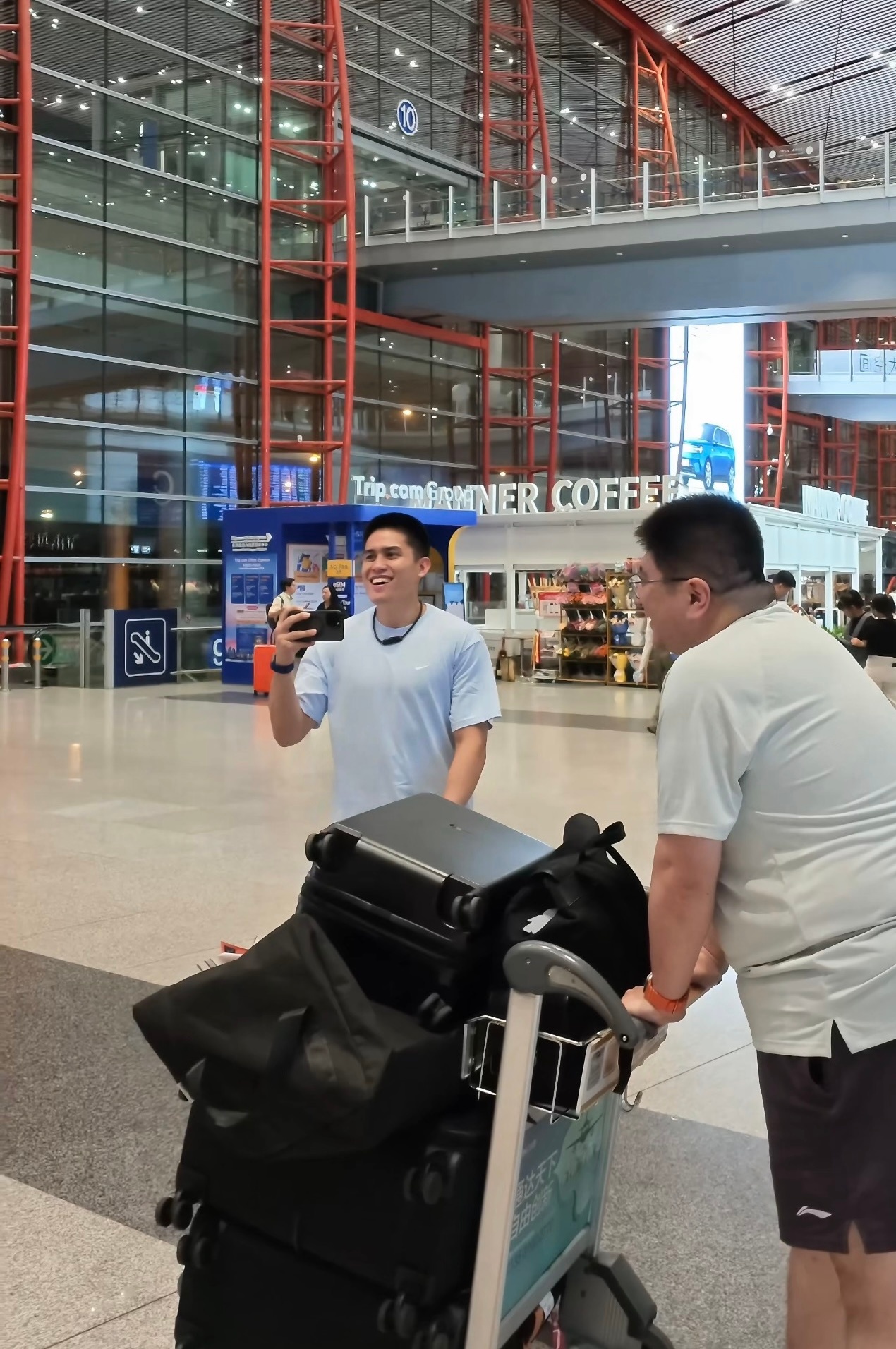 北京首钢男篮人员到齐：陈盈骏昨晚抵达北京，不少球迷前去接机，阿骏见到大家也开心地