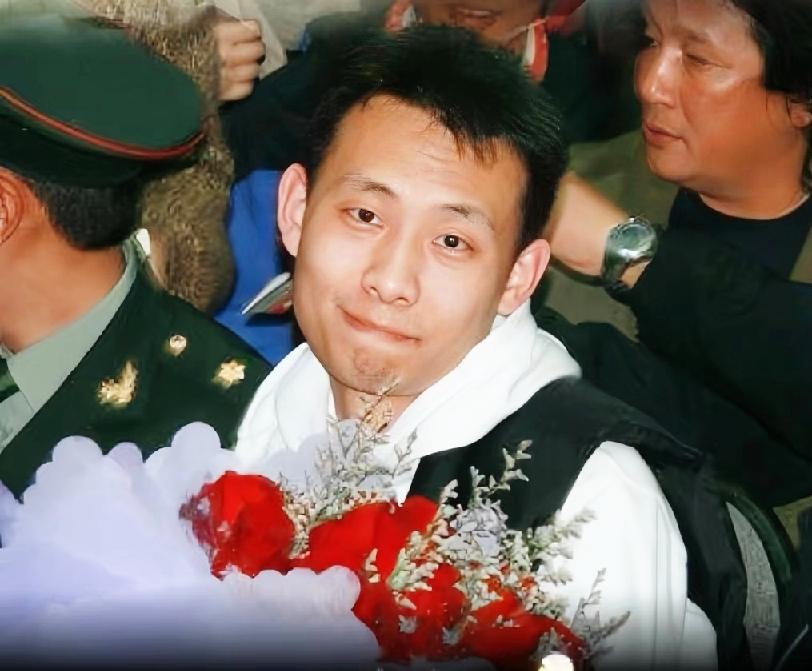 张译还有这么萌的时候呐？这大概是十多年前的照片，一句“以后你就是我的兵，谁也不能