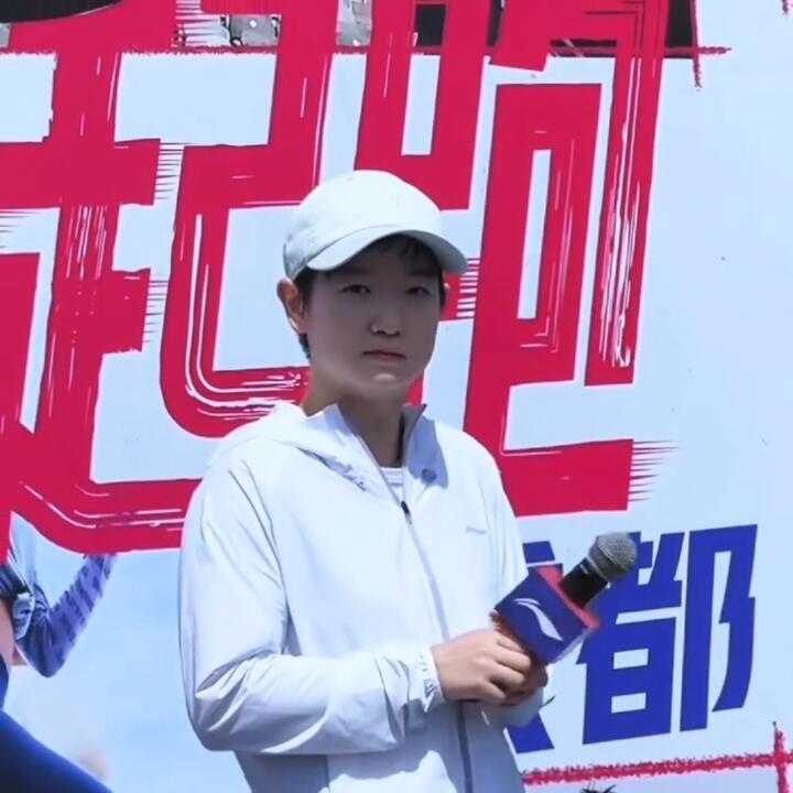 孙颖莎这是参加马拉松活动了，现在发现好年轻，参加的活动越来越广泛了，认可度高！