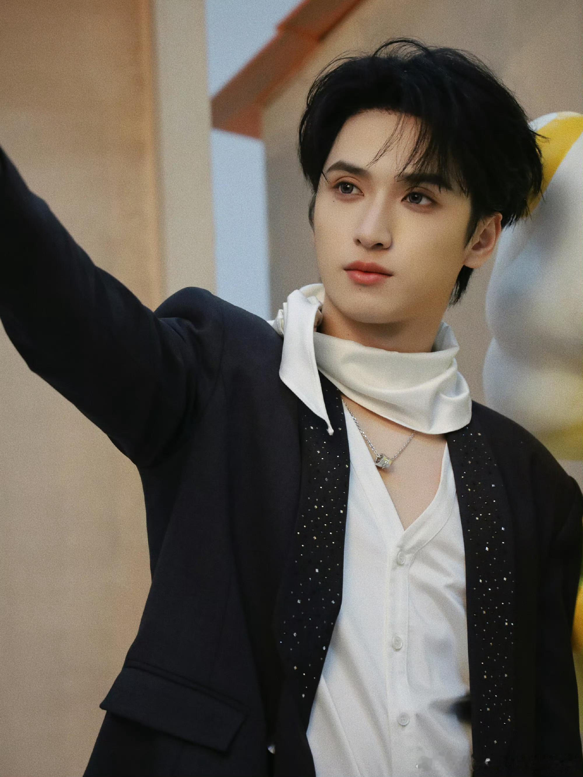 回北京就晒舞台帅照，严浩翔也太懂粉丝心了！挺拔身姿+精致五官，舞台氛围感直接拉满