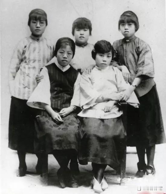 1.1924年，邓颖超（左一）等天津妇女国民会议促成会骨干成员合影
2.1939