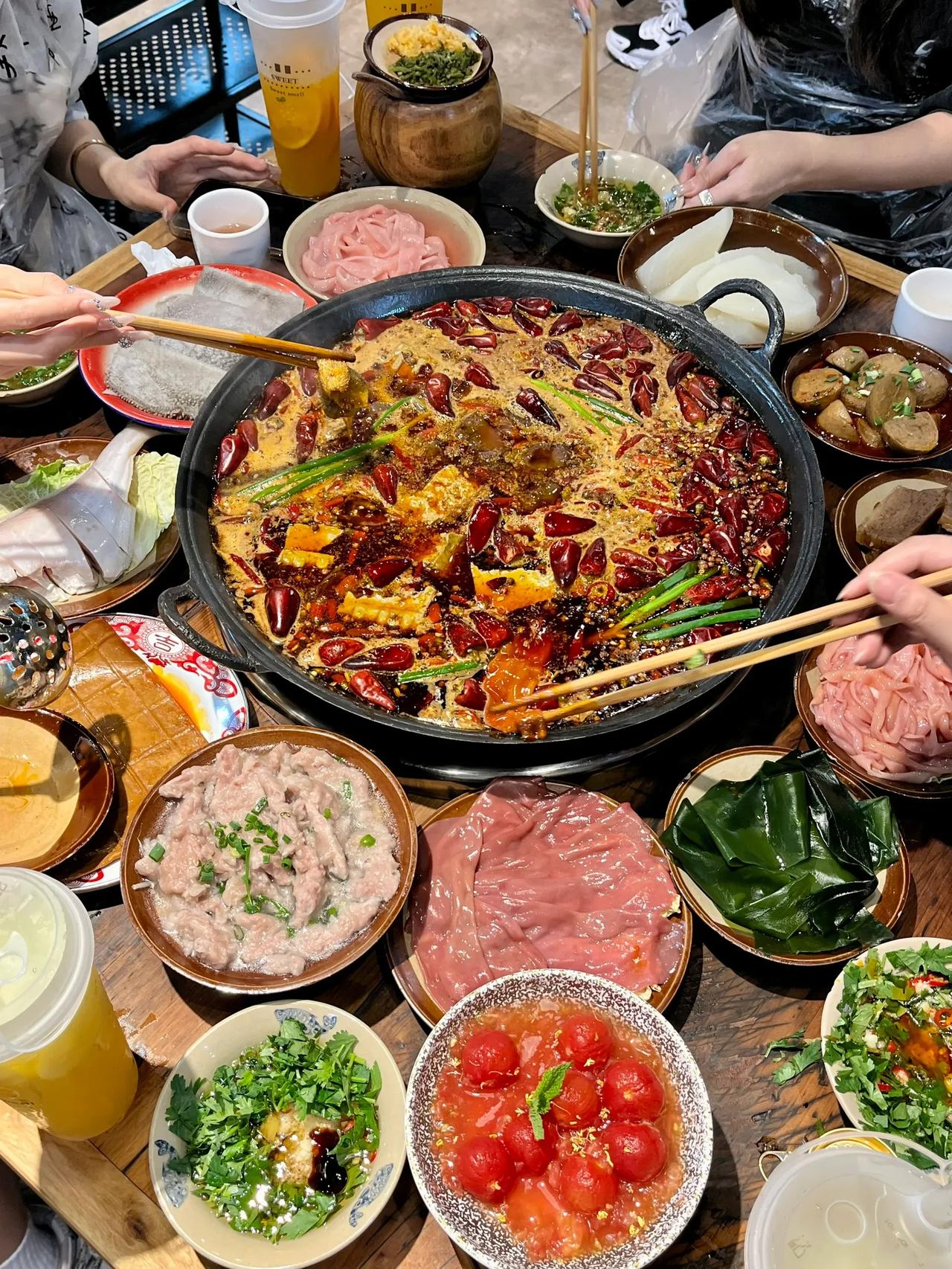 跟同事AA一起去吃饭，我先垫付，后来同事没转给我，我该不该要？

正好周末，4个