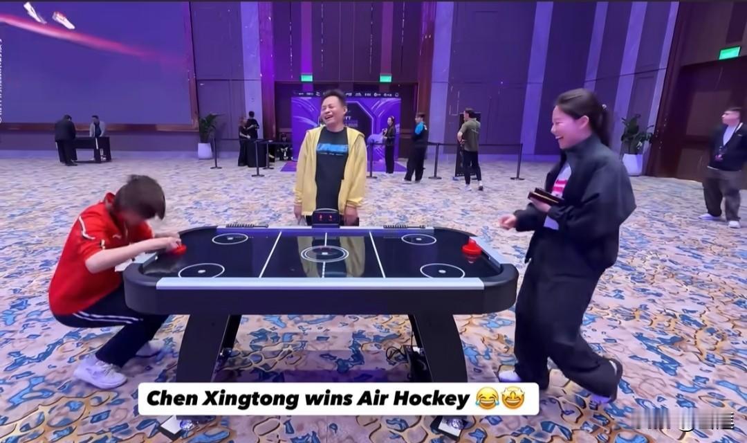 陈幸同和陈熠澳门晚宴玩起了桌上冰球，没想到同同打桌上冰球这么厉害啊！居然让陈熠哈