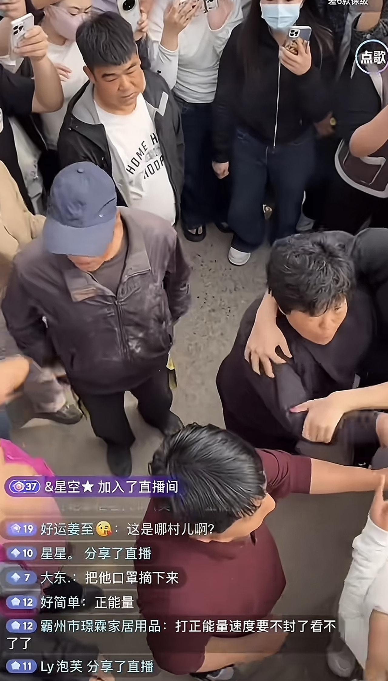 新乡某村发生了一起婆媳大战小三事件。从现场视频可以看到。大家都在拿着手机进行直播