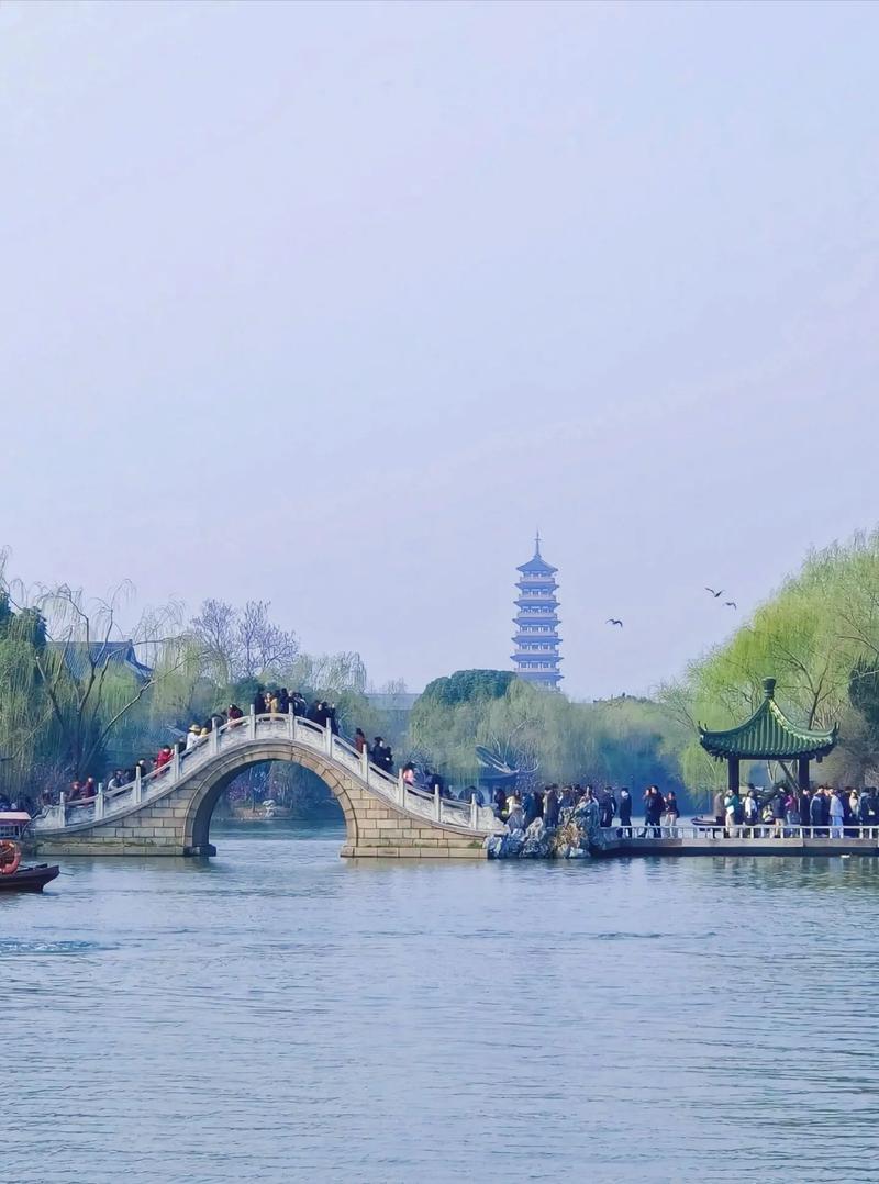 西湖之名最早出现于哪里？
       西湖之名最早出现于唐朝。唐之前，西湖有武