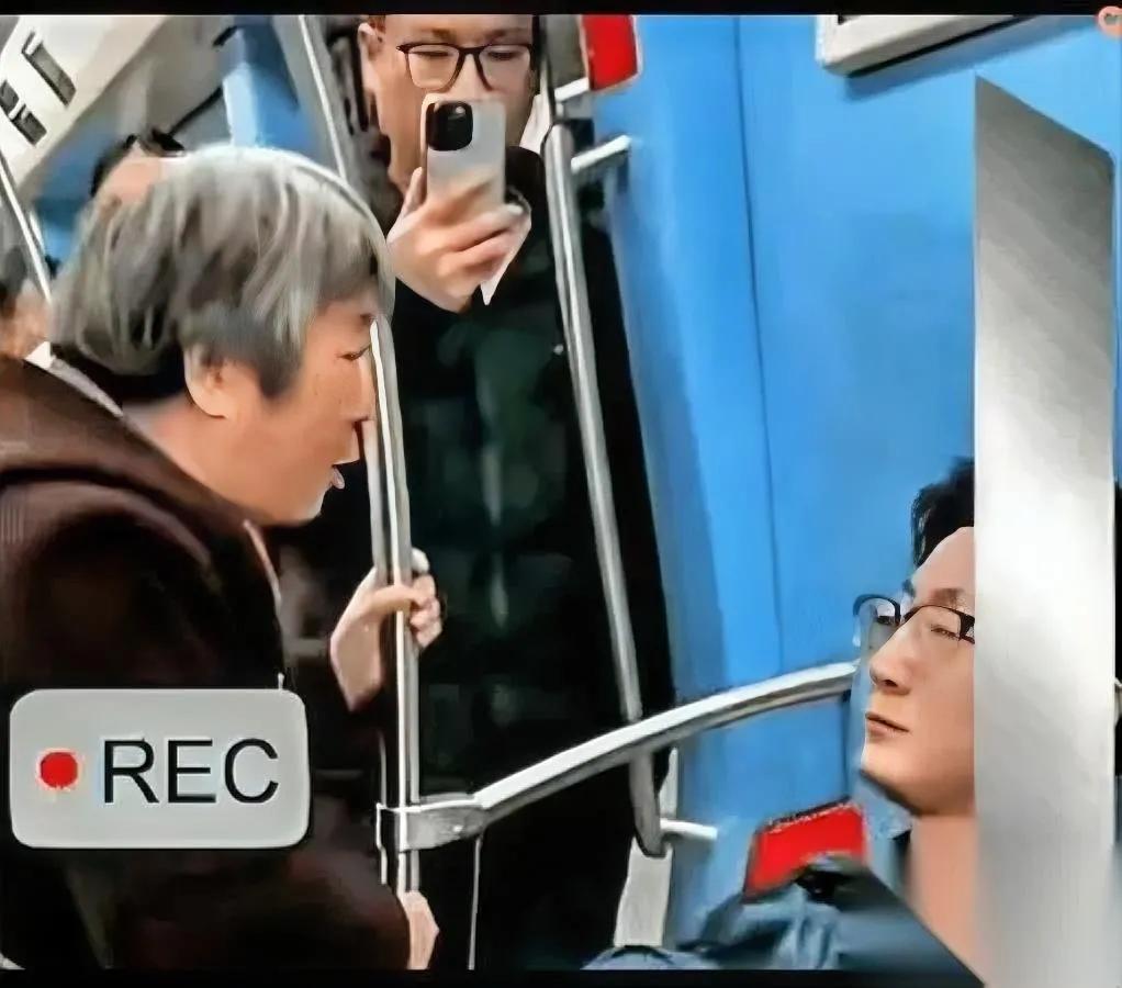 地铁上这幕

真的太解气

了，本来要倚老卖老撒泼的大妈，愣是碰到硬茬直接栽了，