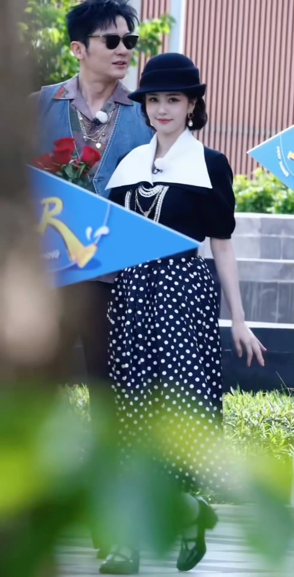 奔跑吧这波真的好暖！白鹿为因伤没能来的宋雨琦贴上名牌，带着姐妹一起录制，真诚永远