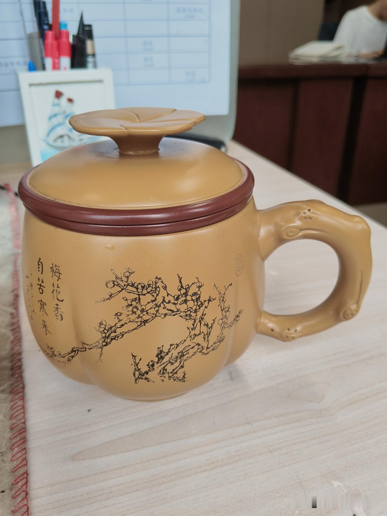 这个杯子，是第一网购的商品，是一对，一个红泥，一个黄泥，这一对花了几百块，对我来